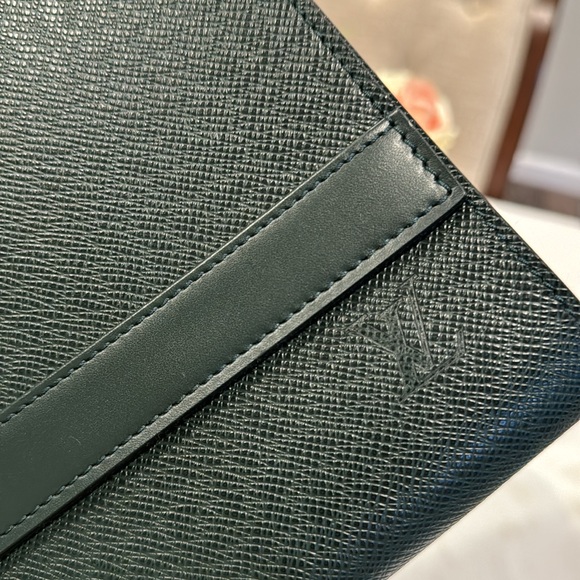 Authentic Louis Vuitton Tyga document pouch - Picture 4 of 12